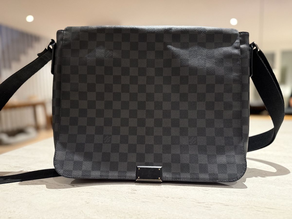 Louis Vuitton Borse: Louis Vuitton District vinyl business tasche – Usato da Untersiggenthal venduto da Sabrina1403
