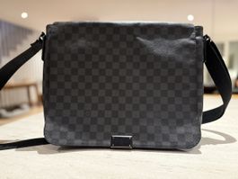 Louis Vuitton District vinyl business tasche