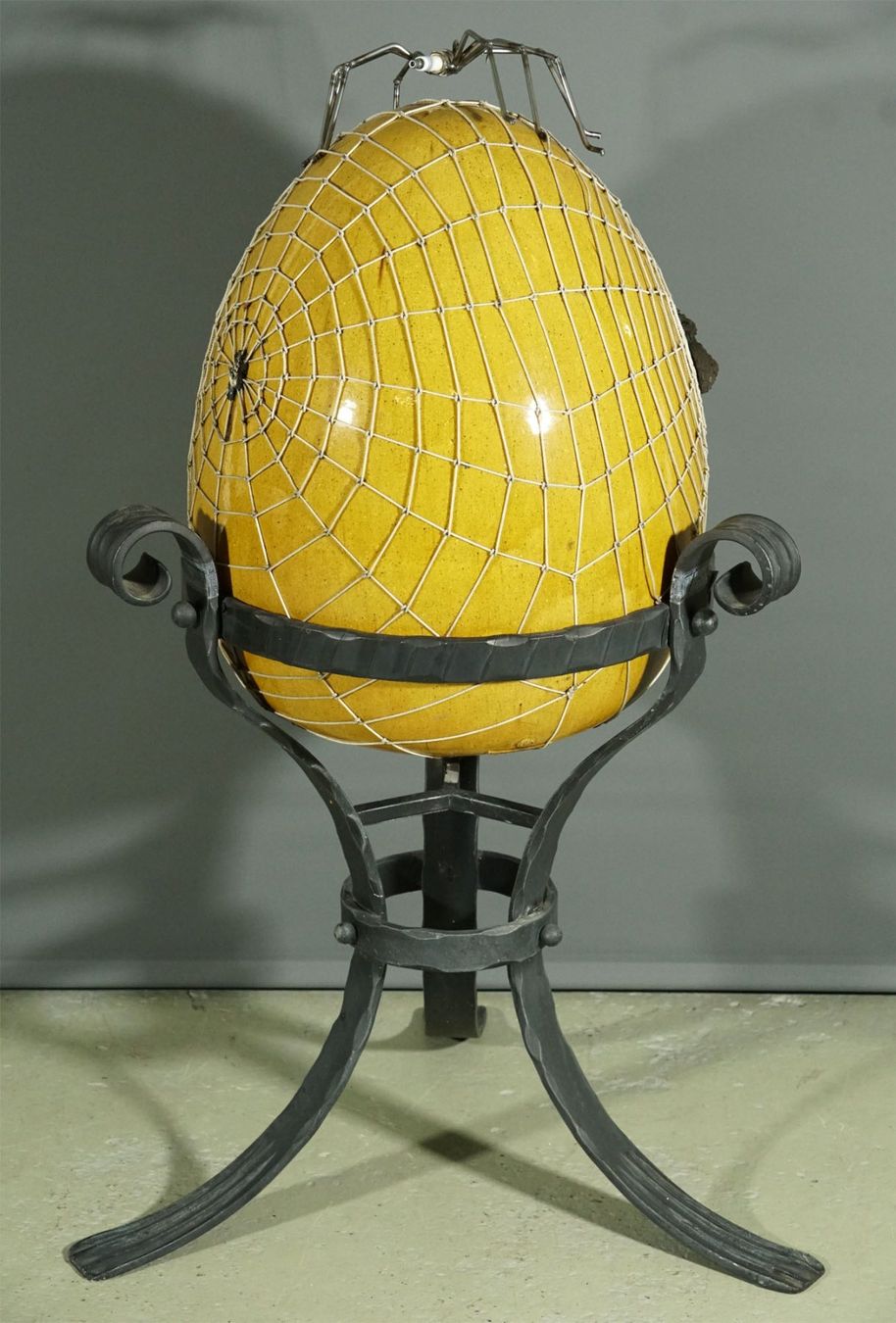 Statuette: Kunstobjekt XL Keramik-Ei mit Spinne auf Eisenständer 86cm – Usato da Meggen venduto da Trouvaillen 4