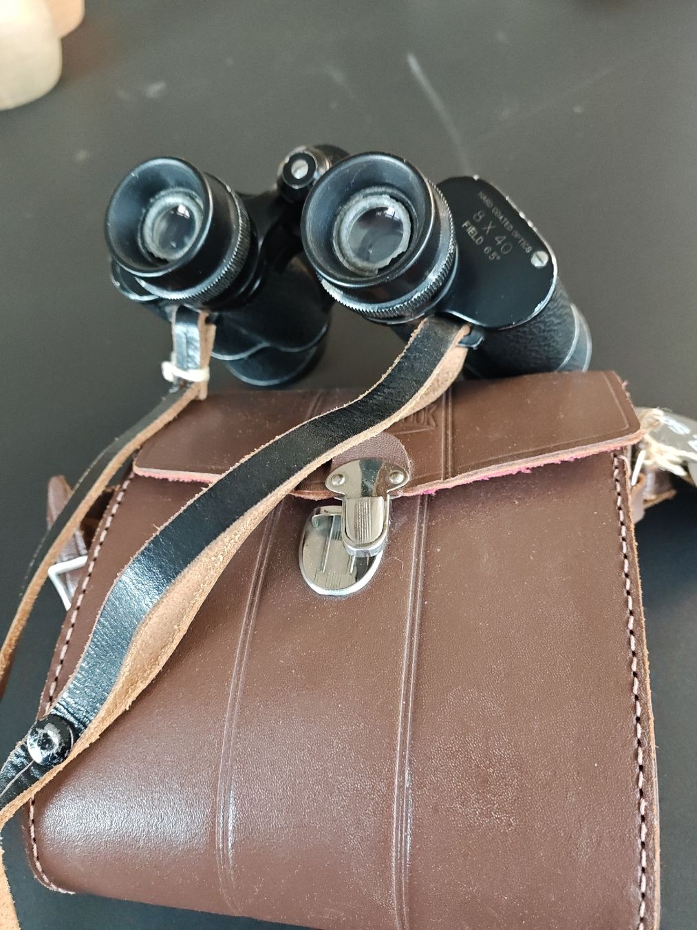Binocoli: Handy-Look Feldstecher 8x40 mit wunderschönem Etui – Difettoso da Feldbach venduto da Gwaechshuus