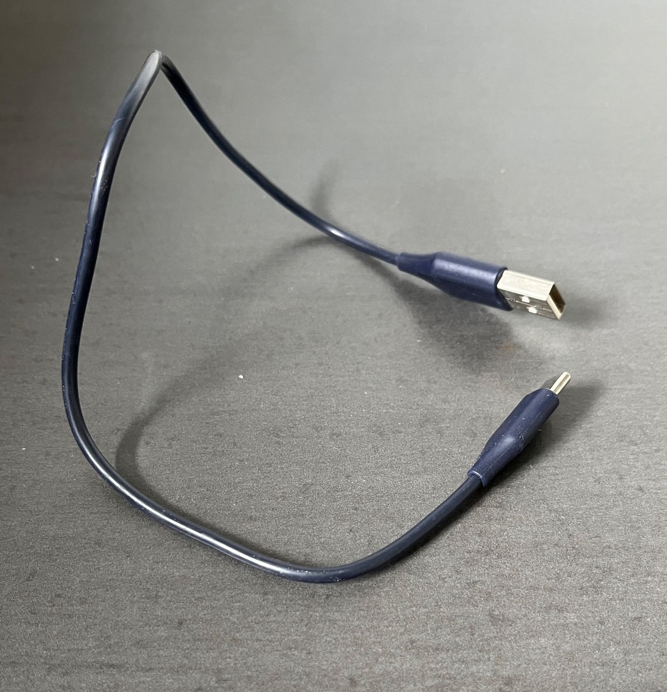 Cavi: Câble bleu marine de 35 cm USB-A vers USB-C – Usato da Chavornay venduto da HDesH 1