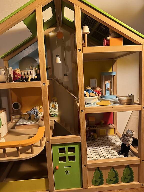 Maisons & Meubles de poupées: Hape Puppenhaus möbliert  – D'occasion à Zürich par gerdahomeoffice 1