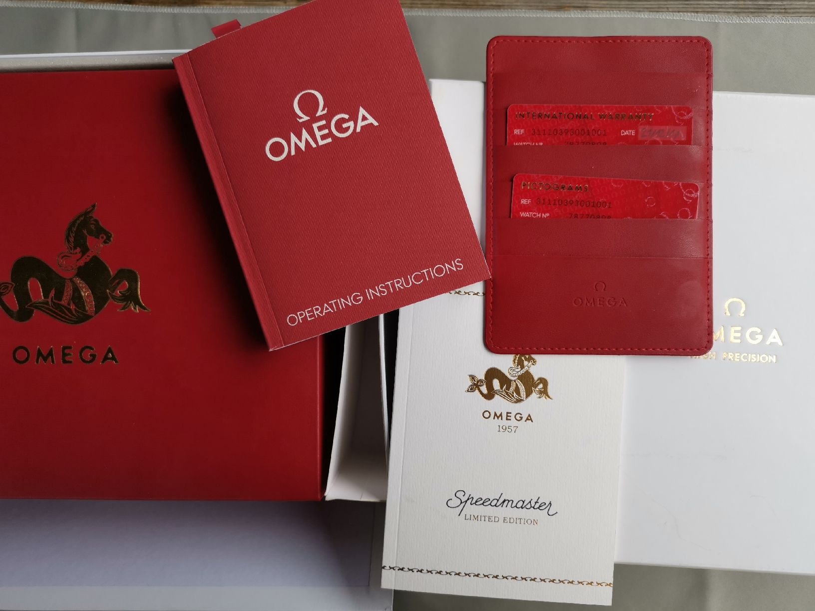 Omega Orologi: Omega Speedmaster 60th  " 1957 " – Nuovo e nell'imballaggio originale da Farvagny-le-Grand venduto da CollectibleWatches 3