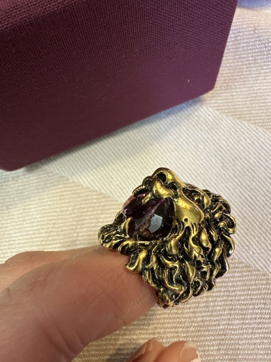 Gucci Anelli: Gucci Löwenkopf Ring mit Amethyst-Stein – Usato da Thalwil venduto da vir_8f2m 2