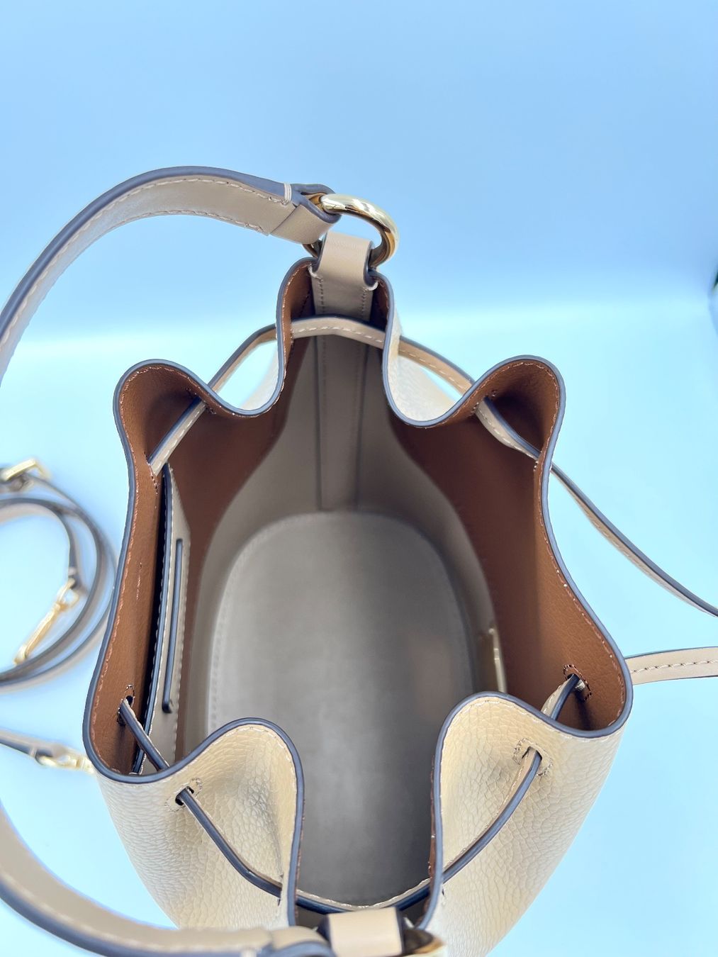 Michael Kors Borse da donna: Michael Kors Tasche reed bucket camel – Nuovo e nell'imballaggio originale da Wiedlisbach venduto da Sistershop 4