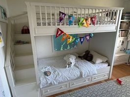 Pottery Barn Etagenbett mit Treppe, Schubladen & Matratzen
