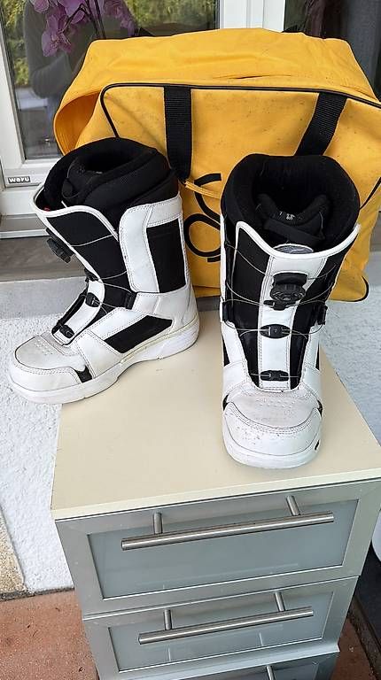 Scarpe da uomo: Boots snowboard Vans -taille 44 – Usato da Epalinges venduto da flo_7p8m