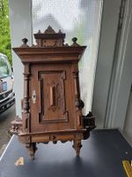 Kleines antikes Schränkchen mit Schubladen und Schlüssel. 