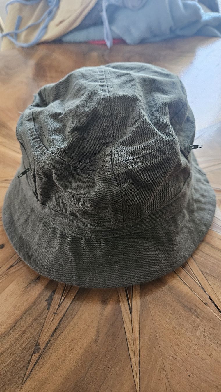 Copricapi, berretti & cappellini: 3x Kani Bucket Hat div. Farben/Designs – Usato da Rapperswil SG venduto da liivea 3