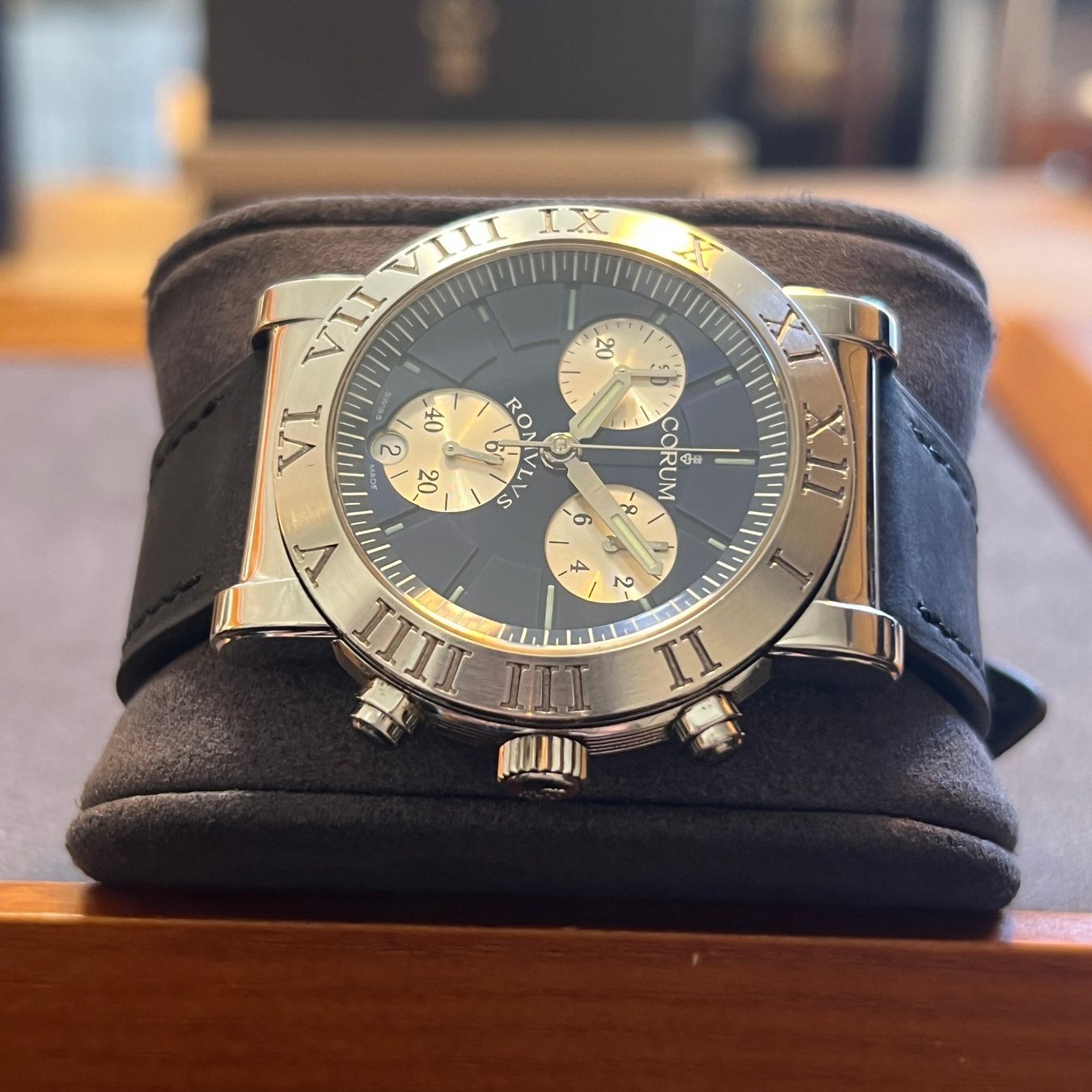 Corum Orologi: Corum Romulus Chronograph Quartz Full Set 396.701.20 – Usato da Carouge GE venduto da Watchaser 6