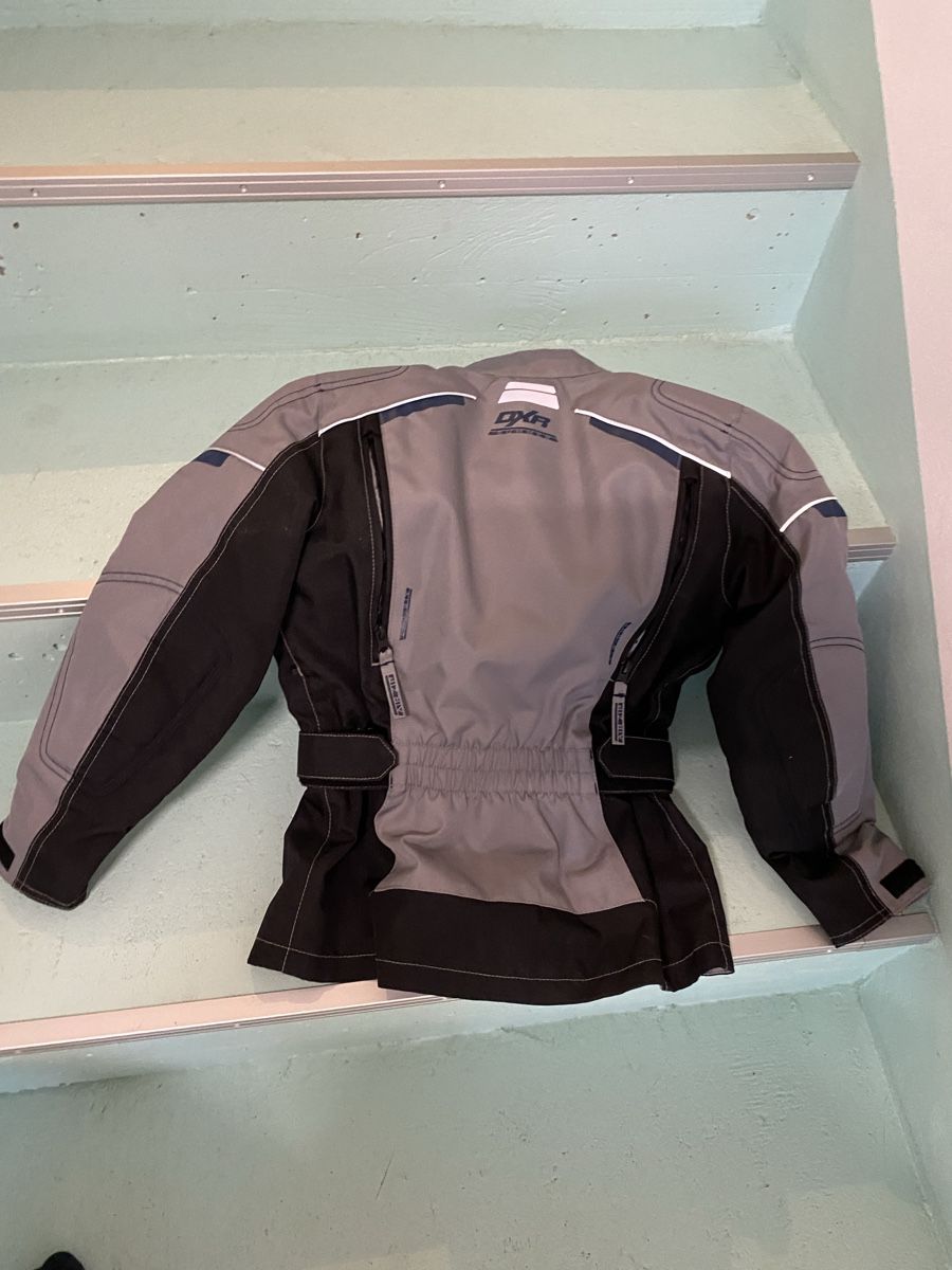 Vestes & Manteaux: Kindermotorradjacke  – D'occasion à Cordast par Balduin3 1