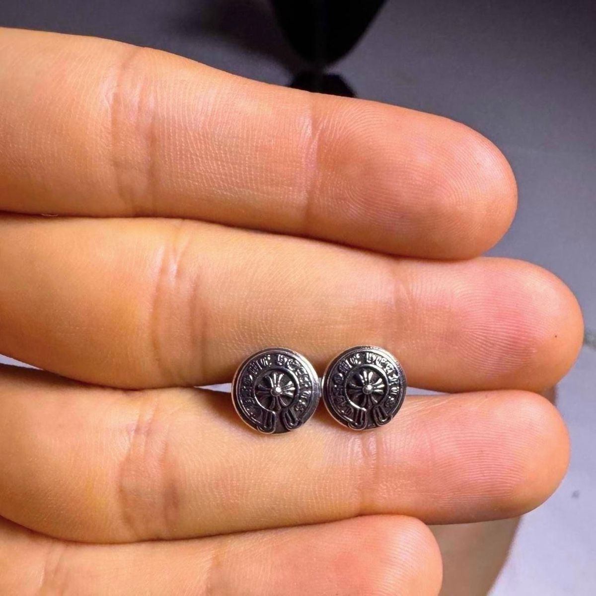 Chrome Hearts Orecchini pendenti & Orecchini a lobo: Title: Chrome Hearts Gothic Stud Earrings - 925 Silver – Nuovo e nell'imballaggio originale da Caviano venduto da reselleo21