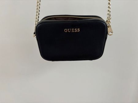 Guess Umhängetasche schwarz mit goldener Kette klein