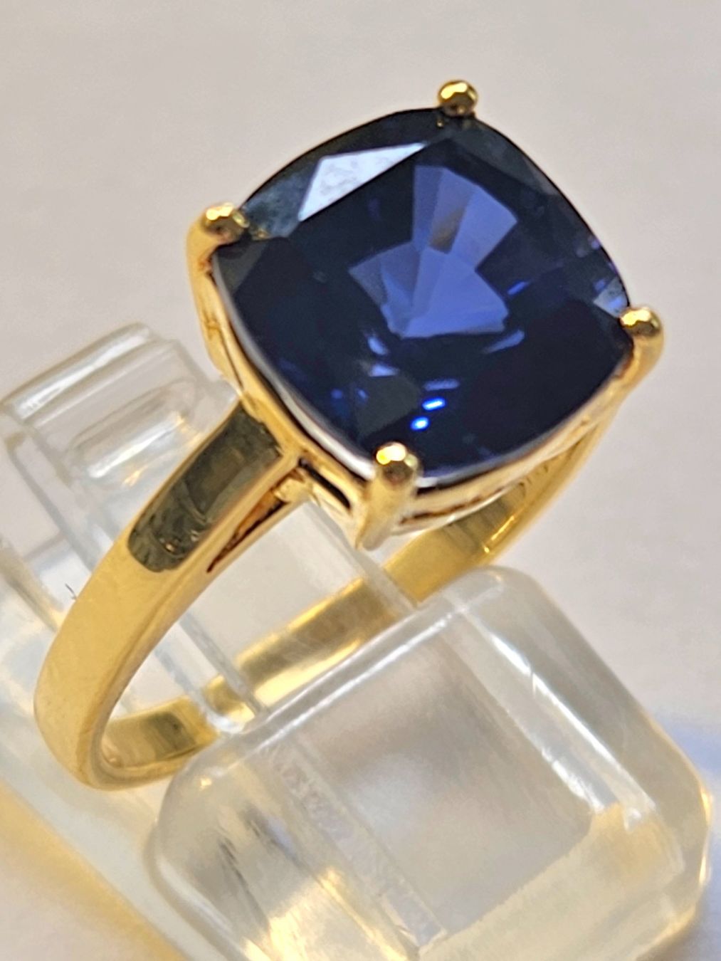 Anelli: Goldring mit grossem, blauem Safir – Nuovo e nell'imballaggio originale da Zürich venduto da adriben 1