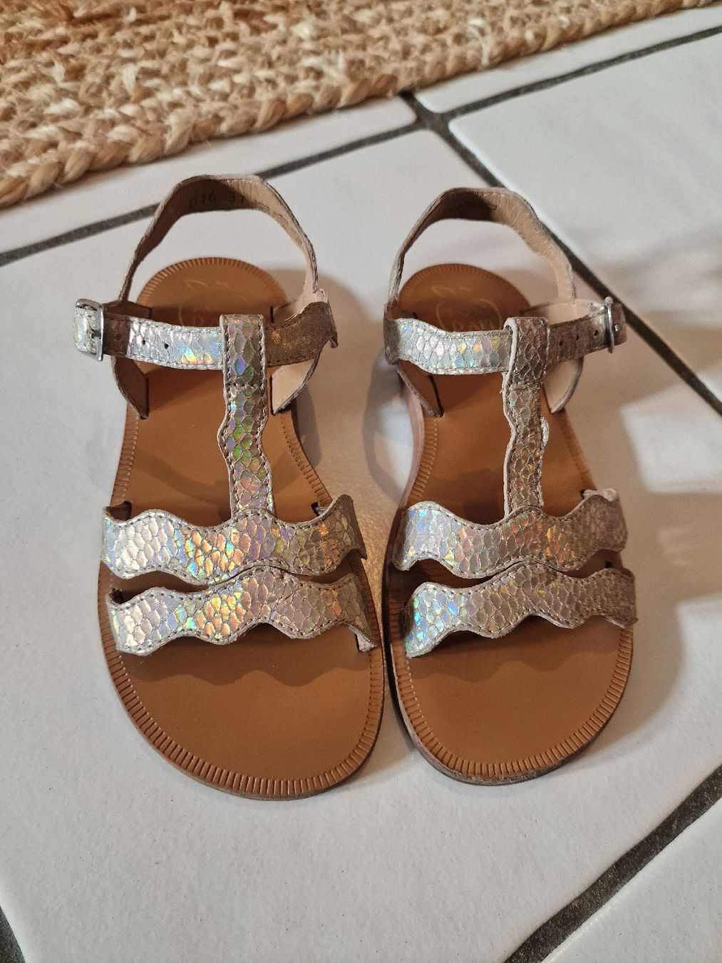 Pom d'Api Schuhe für Mädchen: Sandales "Pom d'Api", cuir doré brillant, taille 31 – Gebraucht aus Gingins von ven_mz7b