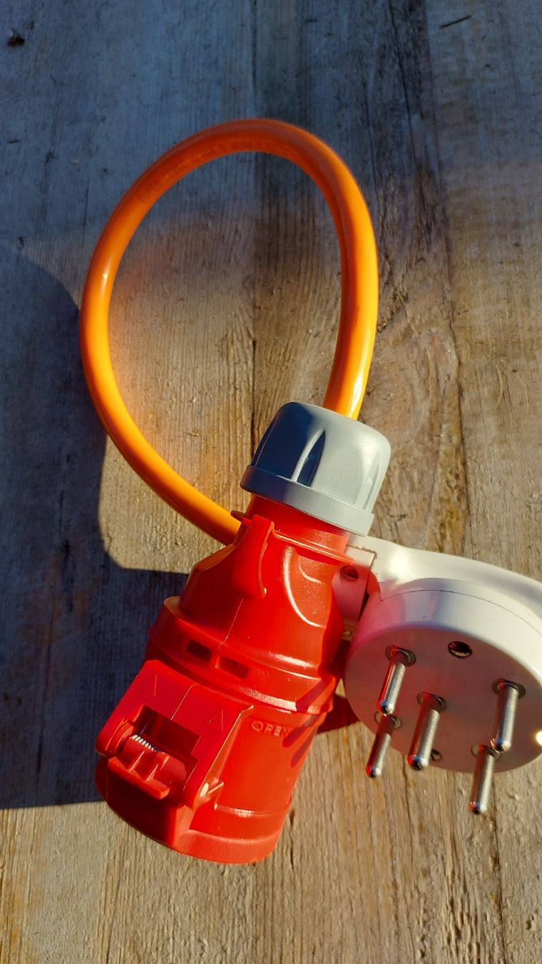 Laufwerke & Adapter: Adapter 500V 15 Amp.5pol auf CEE 16 5pol – Gebraucht aus Heiligenschwendi von pasaju