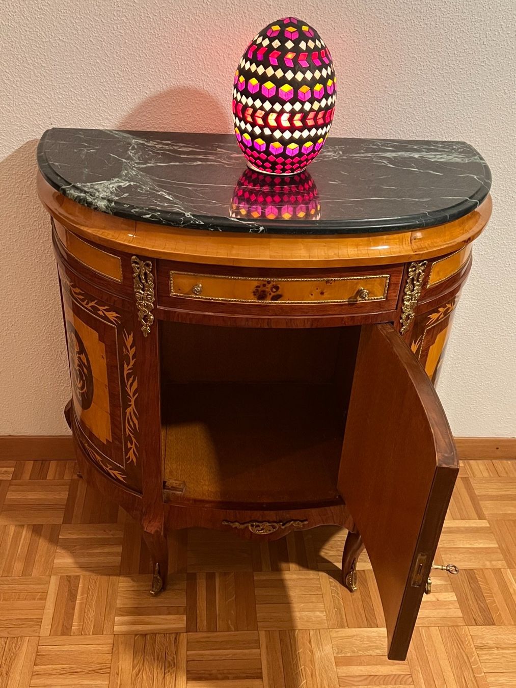 Cassettiere: Meuble d?appui en forme demi lune , avec marbre , – Usato da geneve venduto da louisart 7