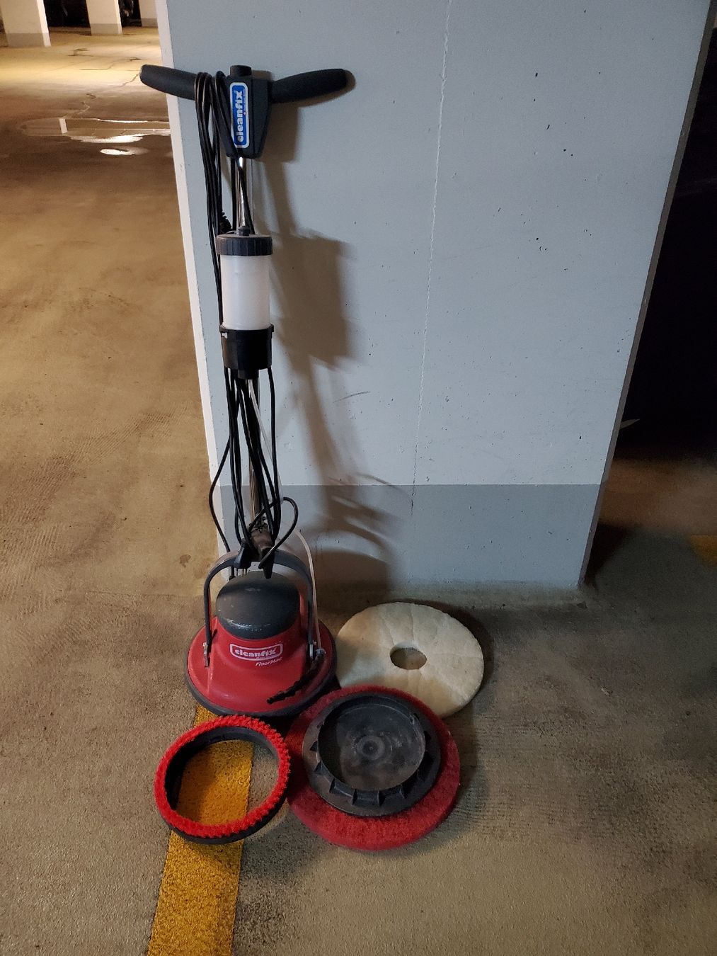 Cleanfix Tutte le macchine: CLEANFIX FloorMac Eischeibenmaschine #Taski Wetrok Kärcher – Usato da Zürich venduto da 5183840711