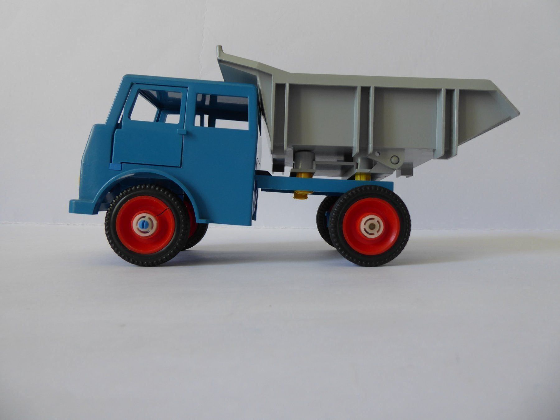 Giocattoli: Cooler LKW von Plasticant, 20cm – Usato da Turbenthal venduto da Panau 1