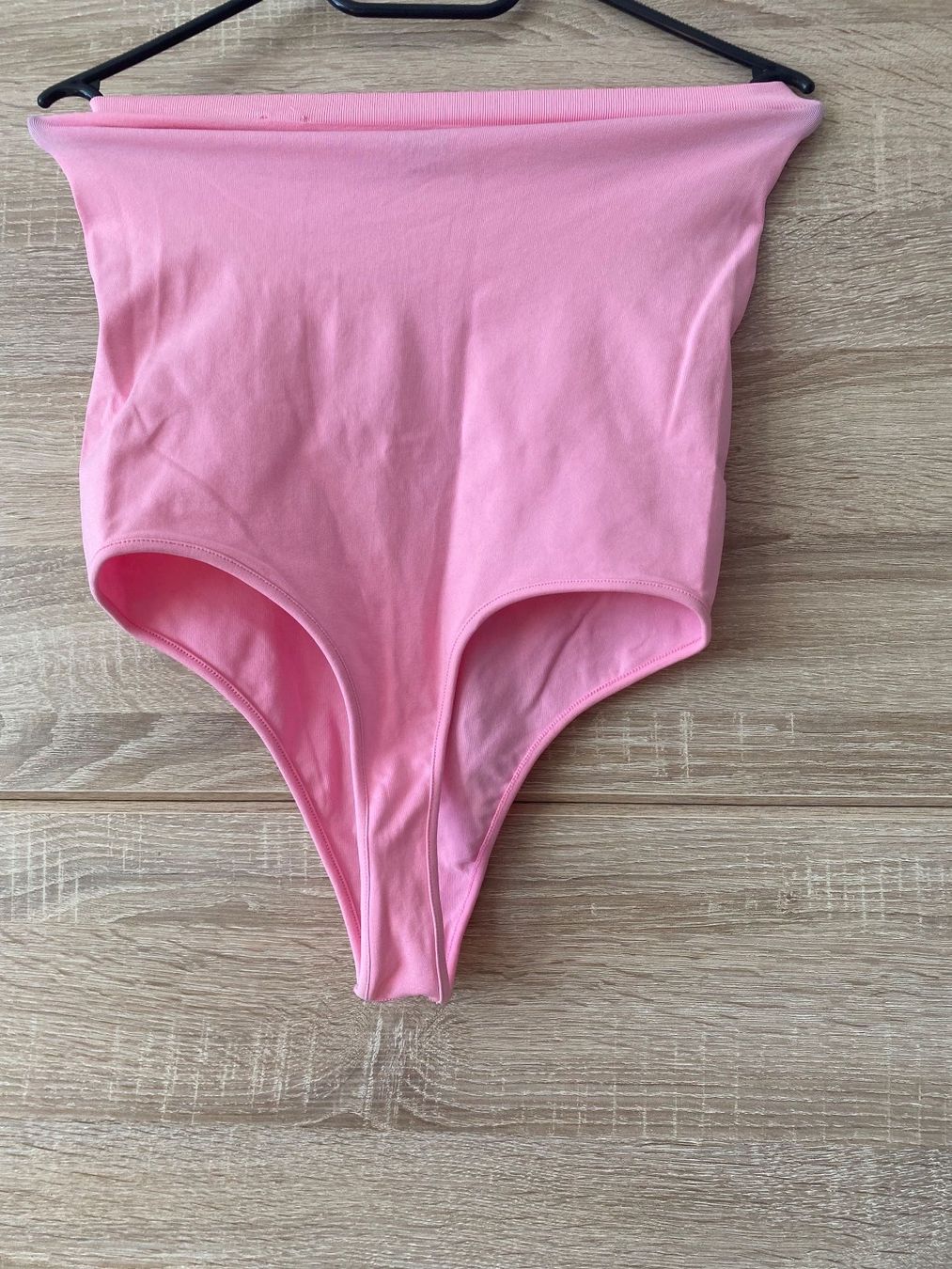 Bershka Top: Body rose épaules dénudées – Nuovo (secondo la descrizione) da Montreux venduto da Izapechee 1