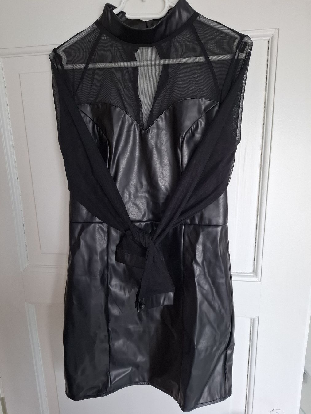 Vestiti: Schwarzes Kleid in Leder Optik mit Mesh-Einsatz, Gr.L – Nuovo e nell'imballaggio originale da Winterthur venduto da -.S.B.- 1