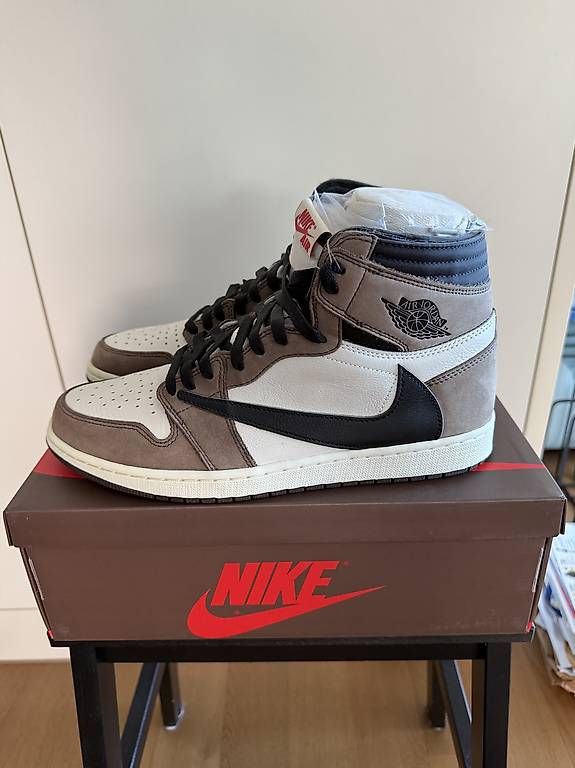 Jordan Herrenschuhe: Nike Air Jordan 1 Travis Scott – Neu und originalverpackt aus Langenthal von Whiked23