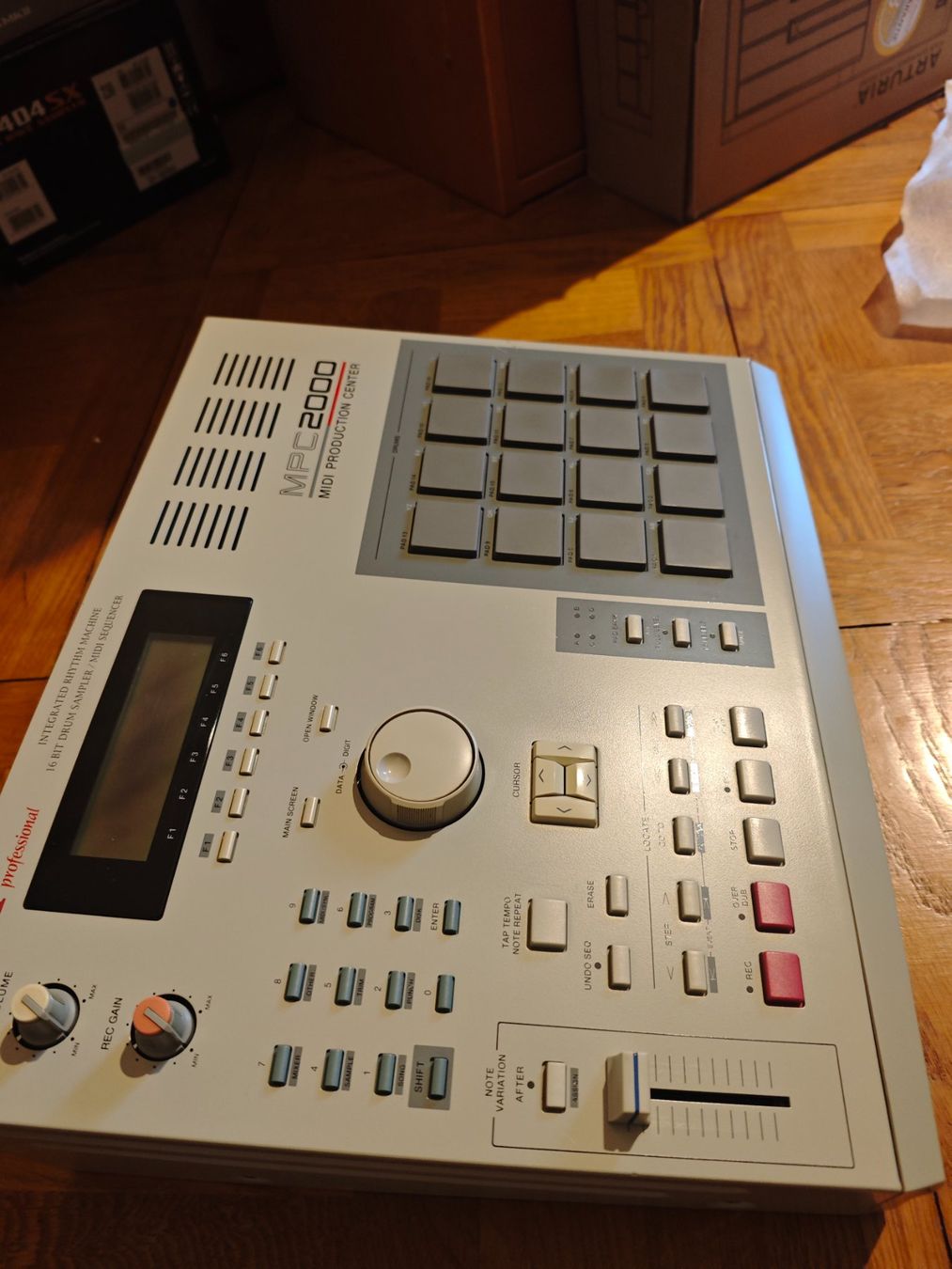 Strumenti musicali: AKAI MPC 2000  (8 outputs + Ram+HD) – Usato da Neuchâtel venduto da Salseroni 2