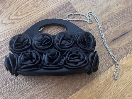 Schwarze Abendtasche mit Rosen, neuwertig