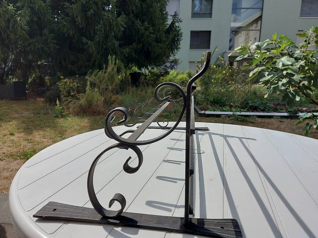 Garderobe: Handgeschmiedeter Garderobenständer – Gebraucht aus Hunzenschwil von Florance 2