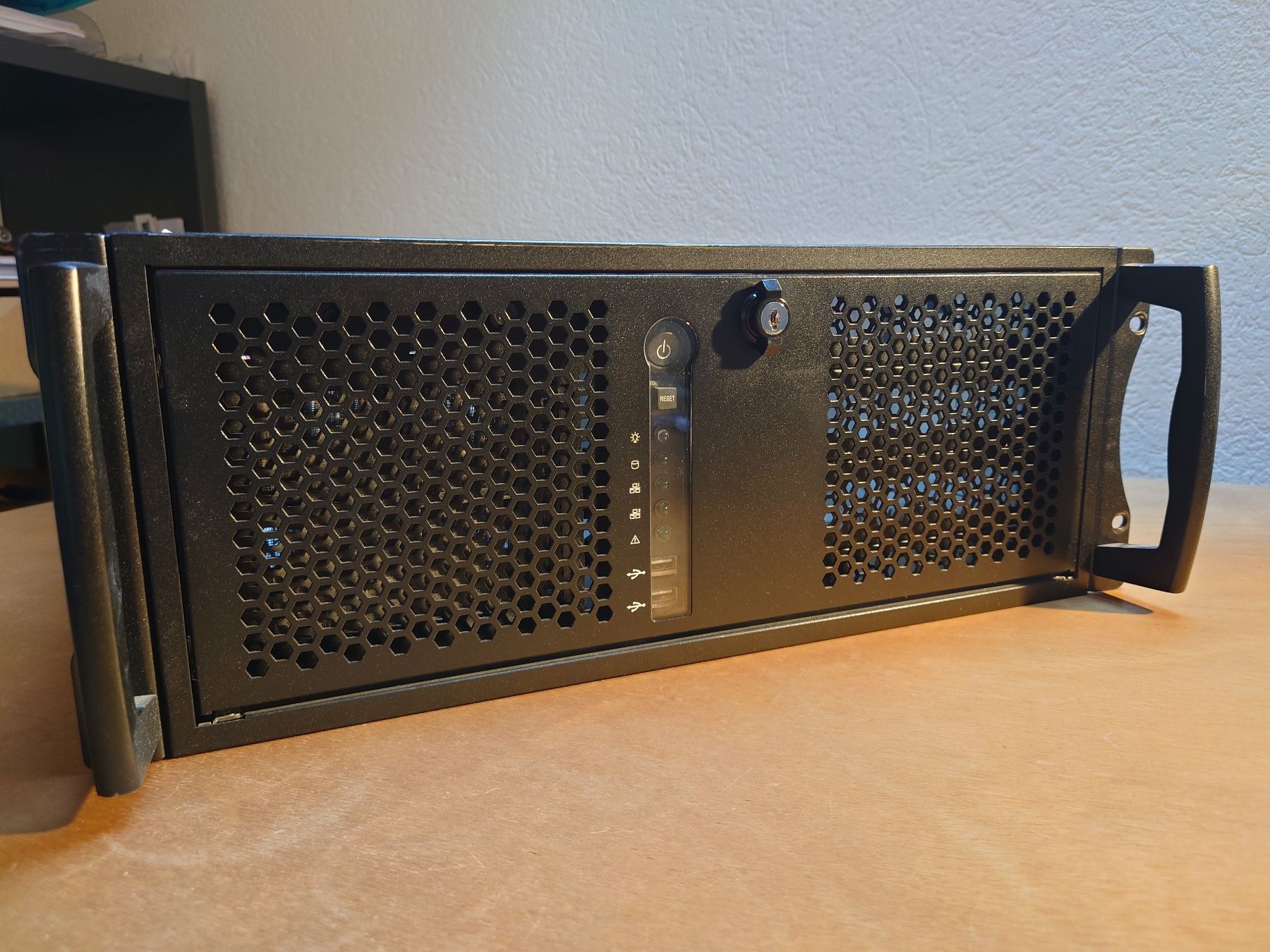 Custodie: 19 Zoll PC-Gehäuse – Usato da Menziken venduto da jonasmeyer