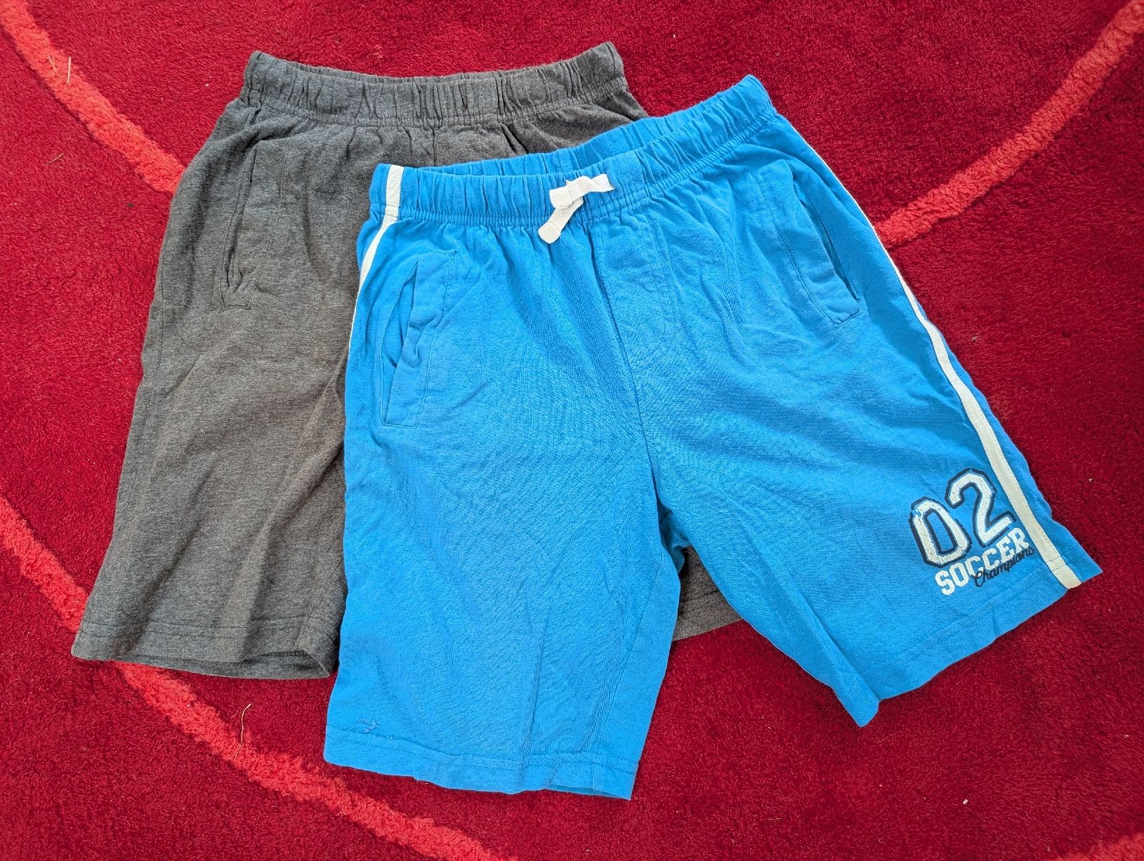 Pantalons: 2 Shorts Gr. 122 – D'occasion à Winterthur par voan