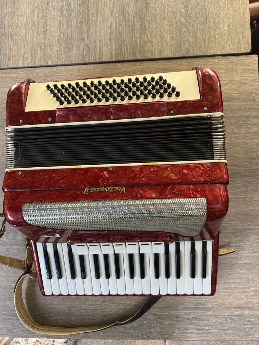 Victoria Musikinstrumente: Accordéon Victoria II rouge  – Gebraucht aus Estavayer le lac von D00o 1