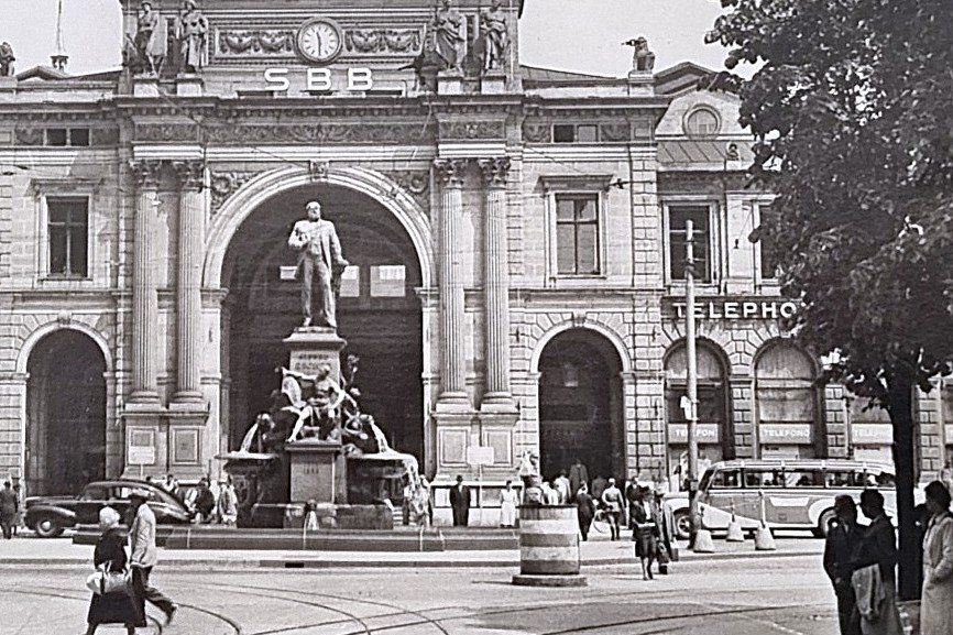 Cartoline postali: Zürich - Bahnhof - Reisebus – Usato da Rothrist venduto da RROENK 1
