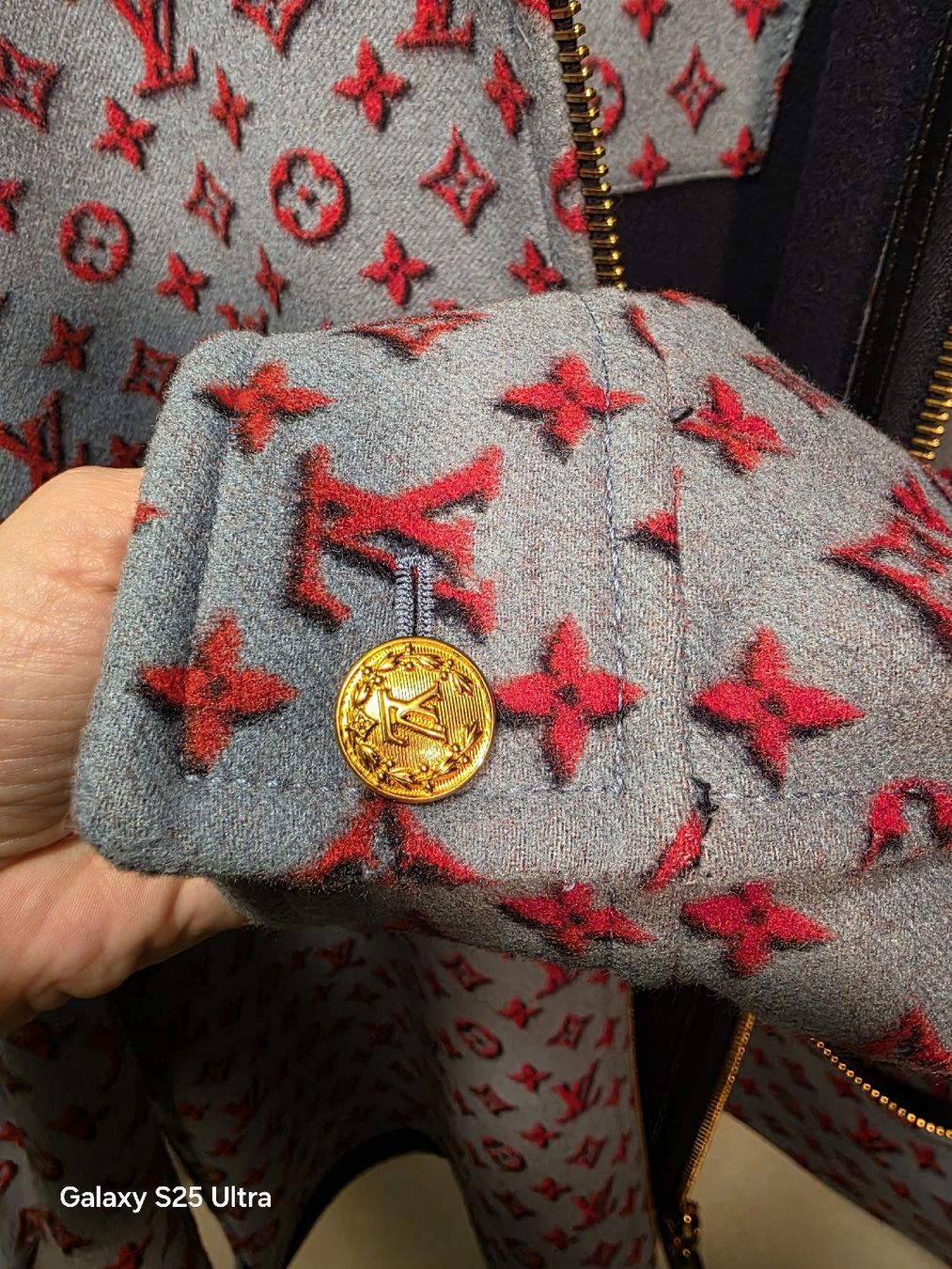 Louis Vuitton Giacche: Louis Vuitton 3D Monogram Zip-Up  Jacke, Gr. 38. Wolle – Nuovo (secondo la descrizione) da Kölliken venduto da ann_vf62 1