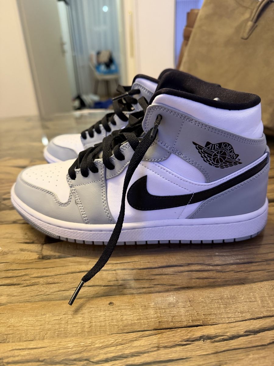 Jordan Scarpe da uomo: Jordan 1 Mid Light Smoke Grey Grösse 41 – Nuovo (secondo la descrizione) da Zürich venduto da fat_ser99 2