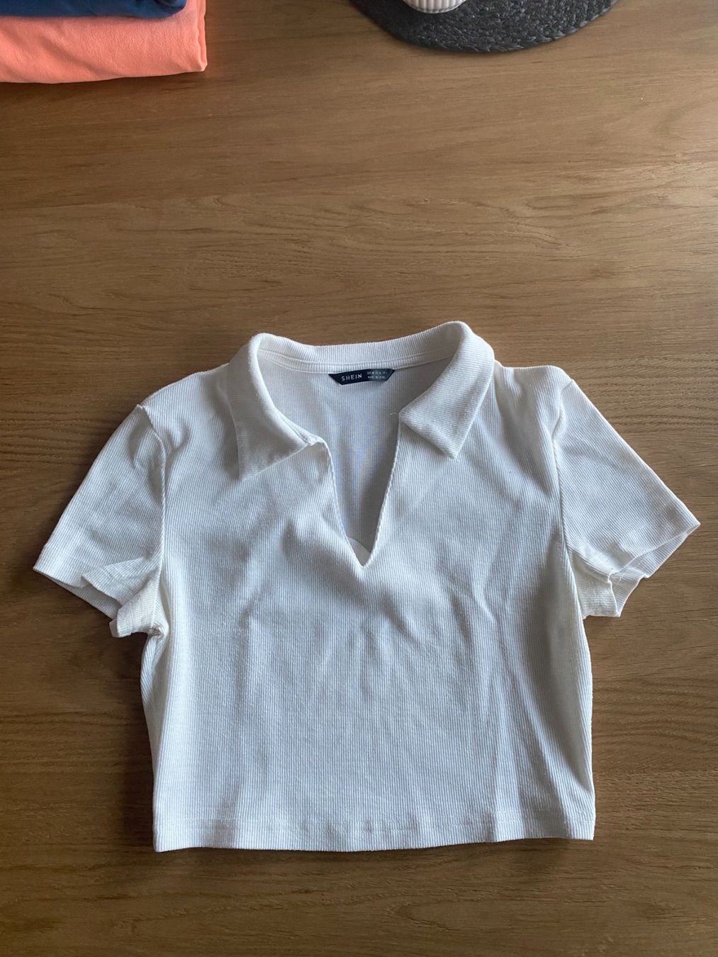Shein Top: White Ribbed Polo Top – Usato da Olten venduto da ike_z56r