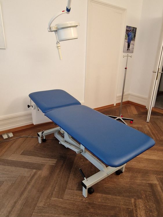 Untersuchungsliege Plinth 2000 dunkelblau (Gebraucht) in Zürich für CHF ...