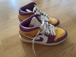 Turnschuhe Air Jordan 1 Mid SE Lakers, Lila/Gold, Grösse 40