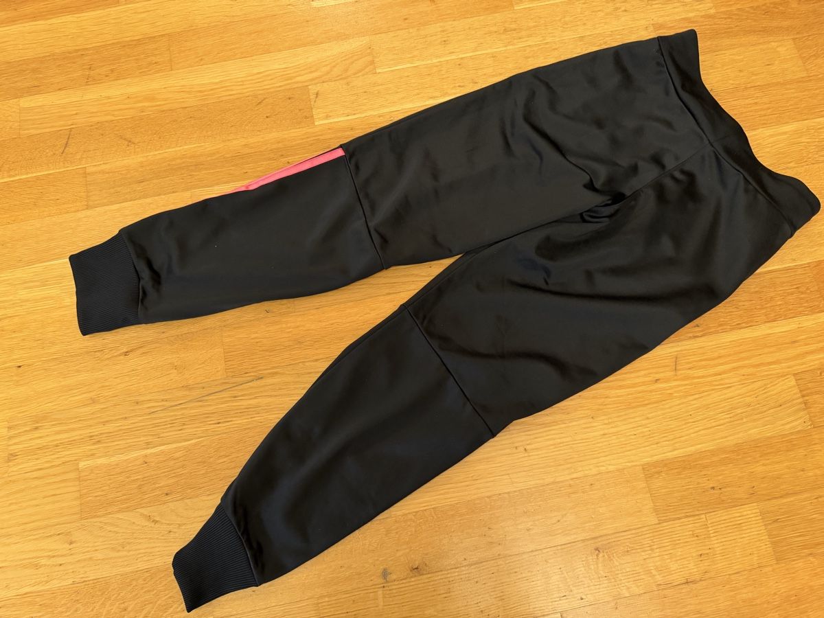 Adidas Pantaloni: Neue Adidas Trainingshose Grösse 152 – Nuovo (secondo la descrizione) da Bettlach venduto da Tradenet100 5