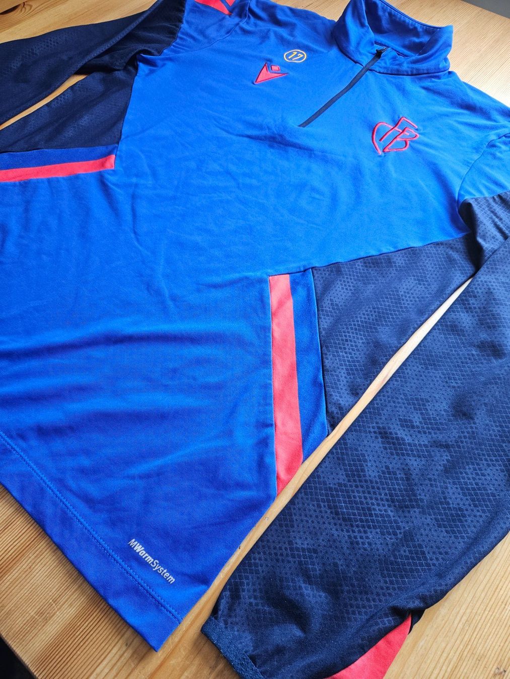 Maillots de corps & Pantalons: FC Basel Trainingsoberteil Macron #17 Grösse M FCB Jacke – D'occasion à Hägglingen par United-Village-Trade 2