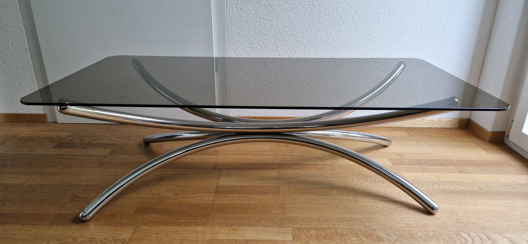 Tavoli: Design Glas-Couchtisch mit Chromgestell – Usato da Spiegel b. Bern venduto da oplo01