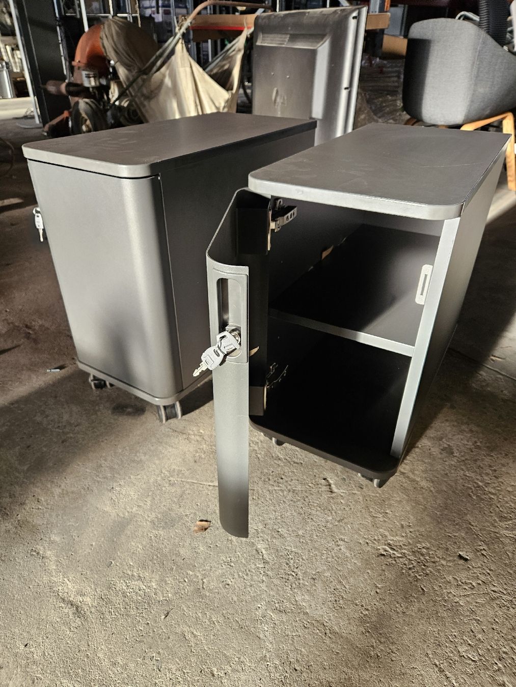 Korpus: 2 Stk. Meroni Bürowagen/Rollcontainer, abschliessbar. – Gebraucht aus Brittnau von Lexmark77 1