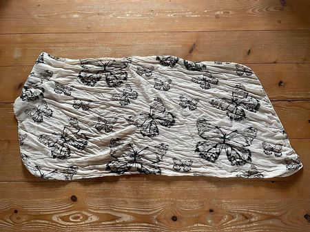 Weiss-grauer Foulard mit Schmetterling-Muster aus Seide