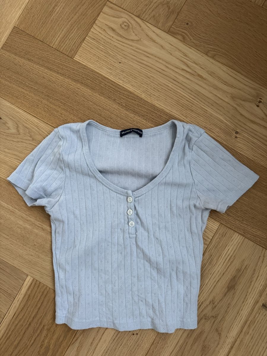 Brandy Melville Top: Top Brandy Melville, hellblau – Nuovo (secondo la descrizione) da Zürich venduto da milenaxx