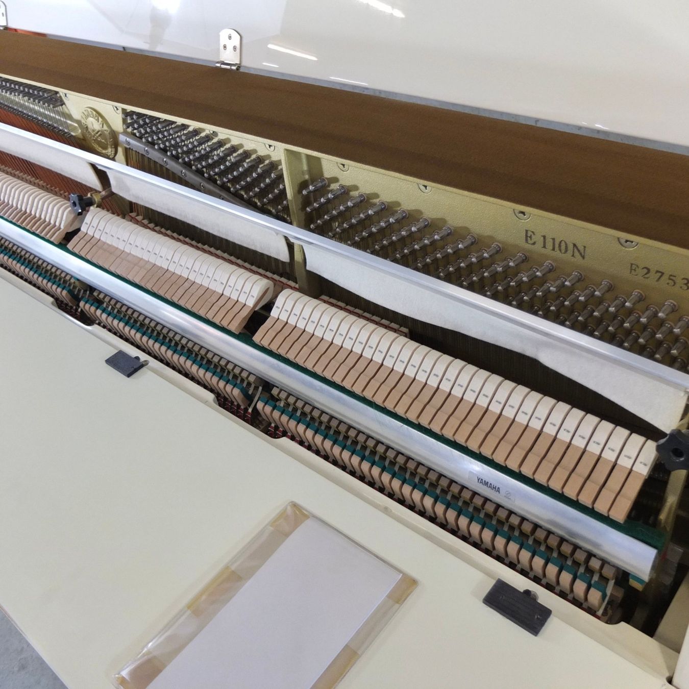 Yamaha Strumenti musicali: Klavier Yamaha E110N, weiss poliert – Usato da Basel venduto da Brocki-auf-dem-Wolf 8