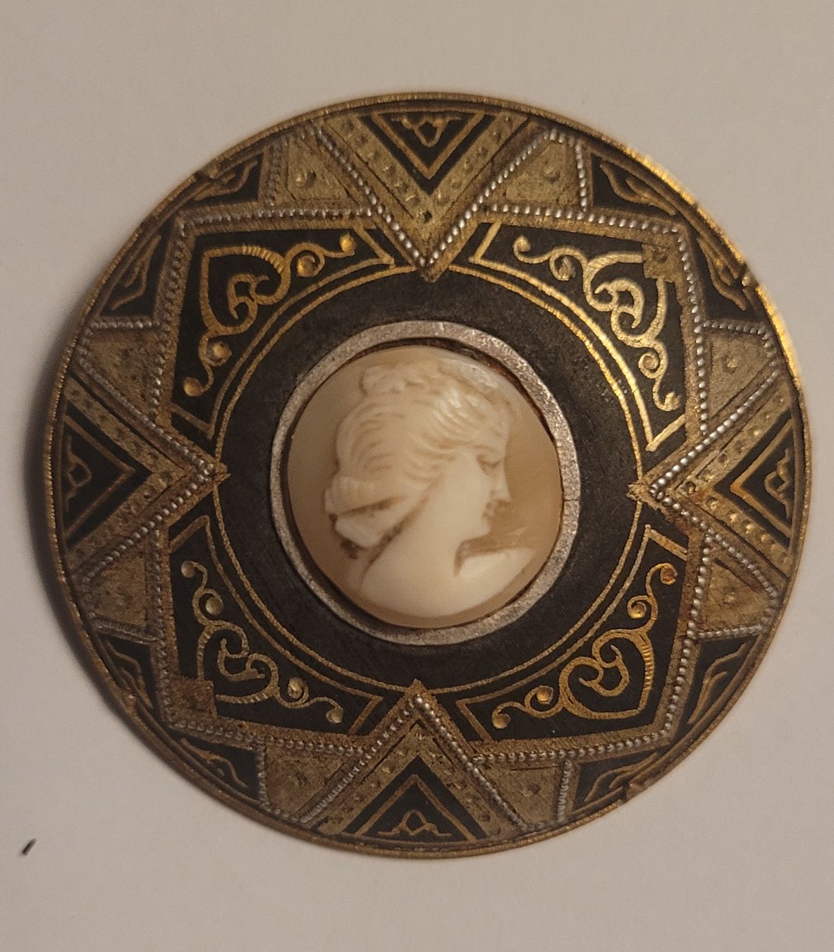 Broschen & Nadeln: Broche ancienne, camée, damassé, bijou – Gebraucht aus Vevey von lba_dd82 1
