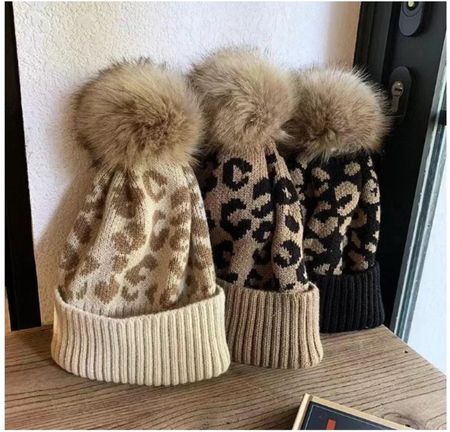 Set mit 3 warmen Leopard-Mützen - Lot de 3 bonnets chaud