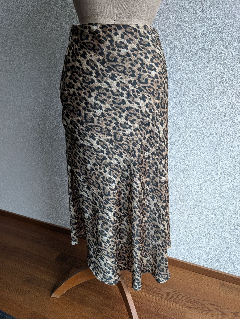 Zara Gonne: Zara Leopard Print Midi Skirt - Size M  – Usato da Lachen SZ venduto da joa_rf9n 1