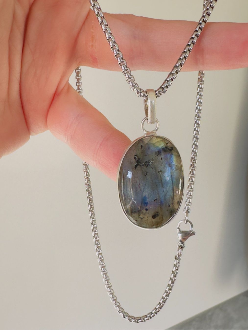 Ketten: Fashionable labradorite necklace – Neu und originalverpackt aus Genève von AGBERG 7