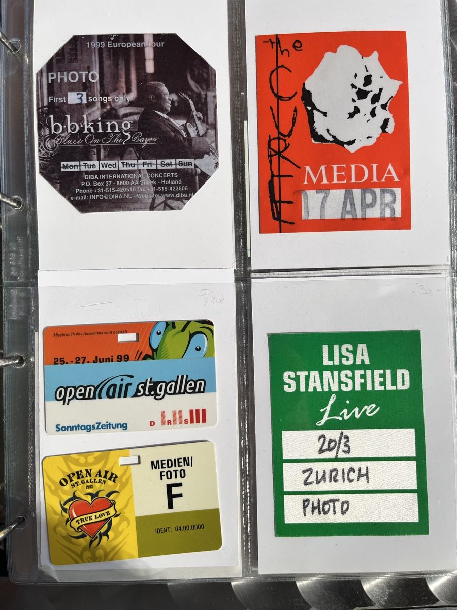 Plaketten & Abzeichen: Pass photo pour DJ BOBO, BB KING et plus – Gebraucht aus La Neuveville von MaSandri 1